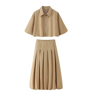 Completo 2 pezzi da donna con top a maniche corte con zip e gonna midi a pieghe color cammello