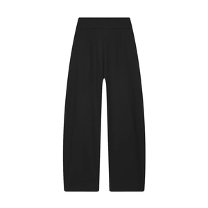 Detailansicht der schwarzen High-Waist-Hose mit weitem Bein, Falten und glattem Stoff