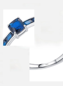 Detailansicht S925 Silberring mit blauem Zirkonia im Prinzessschliff und S925 Punzierung