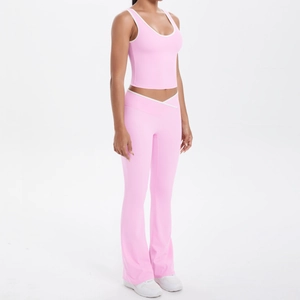 Détail d'ensemble yoga rose avec pantalon évasé à taille croisée et haut bordé