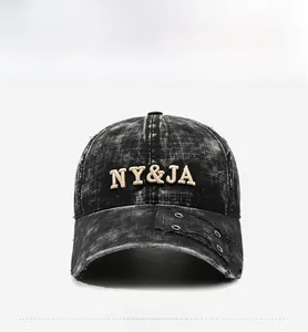Détail de la casquette de baseball délavée gris foncé avec broderie NY&JA et œillets