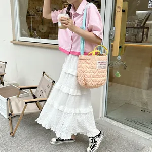Sac fourre-tout rose matelassé avec motifs de cœurs et bandoulière en scène extérieure