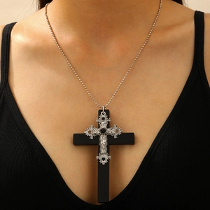 Gotische Kreuzhalskette mit filigranen Verzierungen und Silberperlenkette für Damen im Y2K-Stil