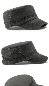 Detalle de gorra militar de lona gris oscuro con ojales metálicos y costuras reforzadas