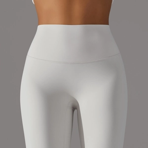 Détail de la taille haute sur le legging de yoga gris clair à effet push-up