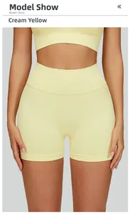 Détail de l'ensemble short de yoga taille haute et brassière côtelés sans couture jaune crème