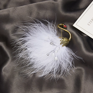 Elegante spilla a cigno con piume bianche, perle e metallo dorato per donna