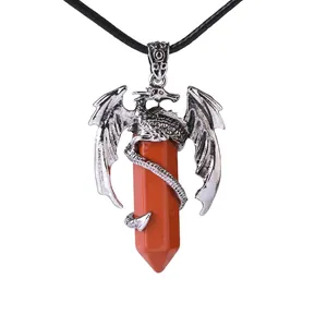Pendentif dragon avec pierre de cristal rouge et dragon en métal argenté enroulé