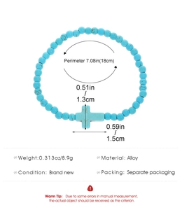 Détail du bracelet croix turquoise avec circonférence de 18cm et breloques en alliage