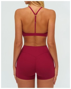 Détail du soutien-gorge de sport bordeaux avec dos en Y et short taille haute effet galbant