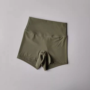 Dettaglio dei pantaloncini da yoga a vita alta verde oliva con cuciture rinforzate