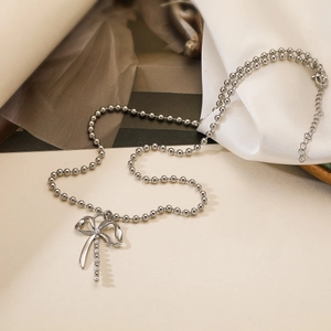 Collier élégant avec pendentif nœud serti de perles sur chaîne à billes argentée