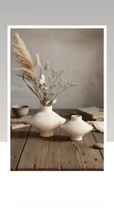 Détail de vases géométriques en céramique avec finition brossée pour la maison