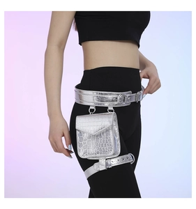 Mini sac de course argenté à motif crocodile avec sangles de taille et de cuisse