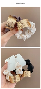 Détail de chouchous en satin avec ornements en métal doré texturé en plusieurs coloris