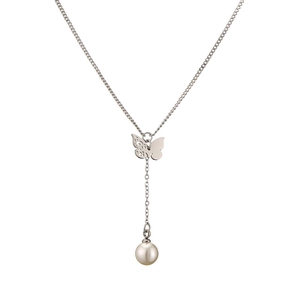 Collier élégant papillon argenté avec perle brillante sur un fond blanc épuré