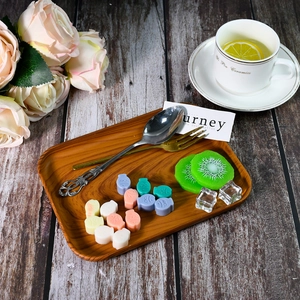 Detalle del molde de silicona para 42 mini peces con coloridos chocolates y bandeja madera