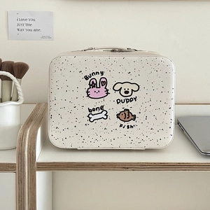 Mallette à maquillage crème avec motifs de dessins animés sur étagère en bois