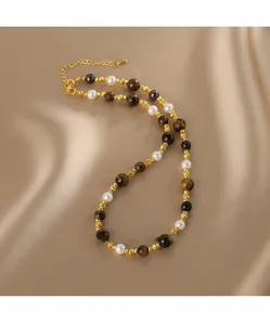 Détail du collier de perles œil de tigre sur soie avec fermoir mousqueton doré