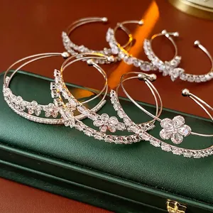 Bracelet floral double couche plaqué argent avec zircon blanc sur une boîte à bijoux