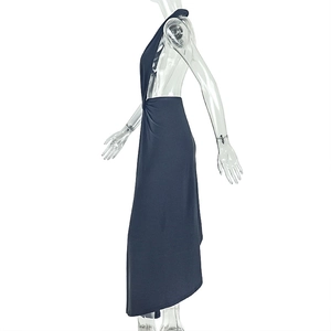 Vue latérale de la robe longue dos nu bleu marine en jersey avec détails de texture