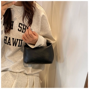 Détail d'un sac à main en cuir noir mat avec motif lettrage Rich Rabbit embossé