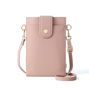 Detail der rosa Handy-Umhängetasche aus Leder mit Litschimuster und goldenem Verschluss