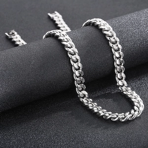 Détail du collier chaîne cubaine en acier inoxydable argenté avec texture polie