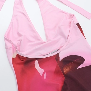 Dettaglio dell'abito rosa con scollo all'americana, stampa floreale e tessuto elastico