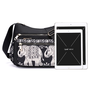 Borsa a tracolla nera in nylon con stampa elefante e tasche multiple con iPad per riferimento