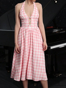 Rosa-weißes Gingham-Neckholder-Kleid mit Schleife und fließendem Plissee-Rockteil