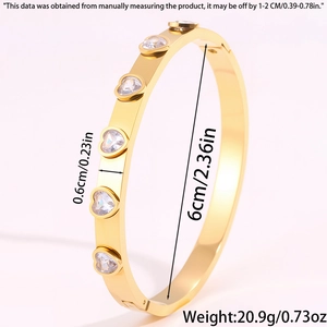 Détail du bracelet doré avec zircons en forme de cœur, diamètre 6cm et largeur 0,6cm