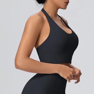 Vista laterale del reggiseno yoga nero in tessuto elastico senza cuciture e scollo all'americana