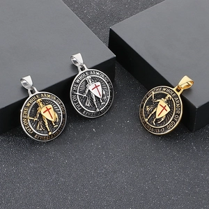Pendentifs de bouclier des Templiers médiévaux en finitions argent, noir et or