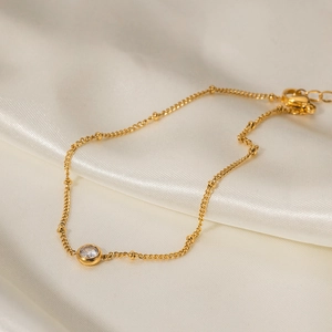 Dettaglio di un braccialetto in acciaio inossidabile placcato oro 16K con zircone bianco