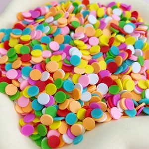 Vue macro de pépites colorées en argile polymère pour slime DIY et décor de gâteaux