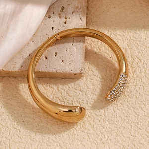 Bracelet tête de serpent plaqué or 18 carats avec cristaux blancs sur base de marbre