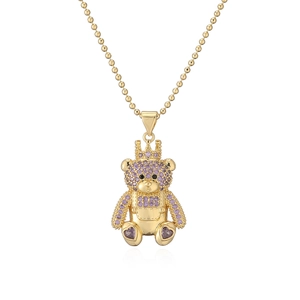 Collana con orsetto dorato con corona e zirconi viola su sfondo bianco puro
