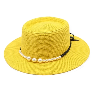 Cappello di paglia giallo con perle e nastro nero per vacanze estive in spiaggia