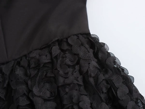 Detail von Taille und schwarzem Spitzen-Blumensaum am sexy trägerlosen Minikleid