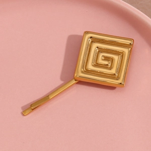 Vue détaillée d'une barrette en acier inoxydable plaqué or 18K avec motif géométrique grec