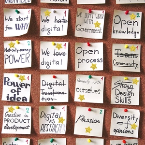Vue détaillée de notes autocollantes motivantes sur un panneau en liège pour l'organisation