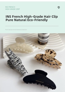 Gros plan de quatre pinces à cheveux de luxe en acétate avec motifs léopard et logo doré