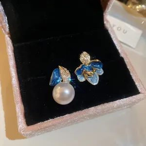 Asymmetrische Perlen- und Emailleblumenohrringe mit Diamantakzenten in Gold-Finish