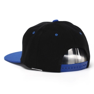 Casquette snapback hip hop bicolore noir et bleu avec fermeture réglable à l'arrière