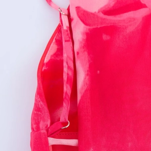 Detailansicht eines Kleides mit rosa Farbverlauf, verstellbaren Trägern und Metallringen