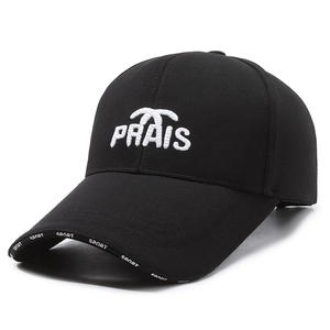 Berretto da baseball nero con ricamo PRAIS bianco e scritta SPORT sulla visiera
