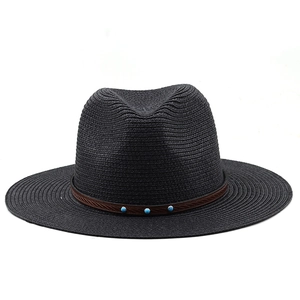 Dettaglio cappello fedora nero intrecciato con fascia in pelle e decorazioni in turchese