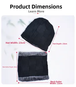 Dettaglio del cappello in maglia e scaldacollo con spessa fodera in peluche grigio