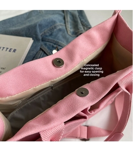Dettaglio della borsa in tela rosa con scomparto interno e chiusura magnetica nascosta